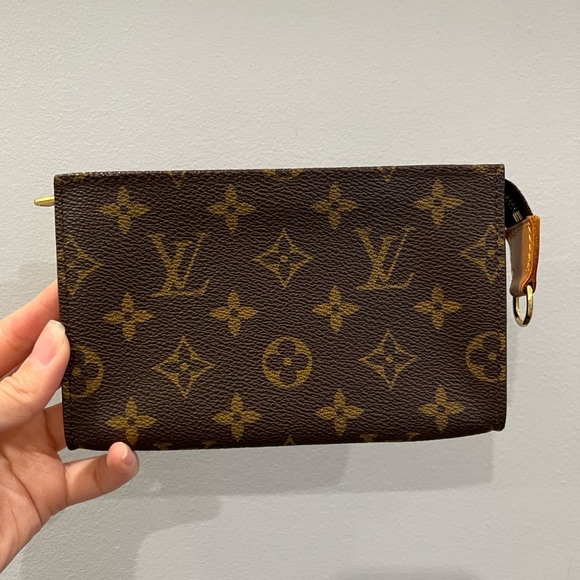 Louis Vuitton Handbags - Authentic Louis Vuitton monogram bucket PM pouch